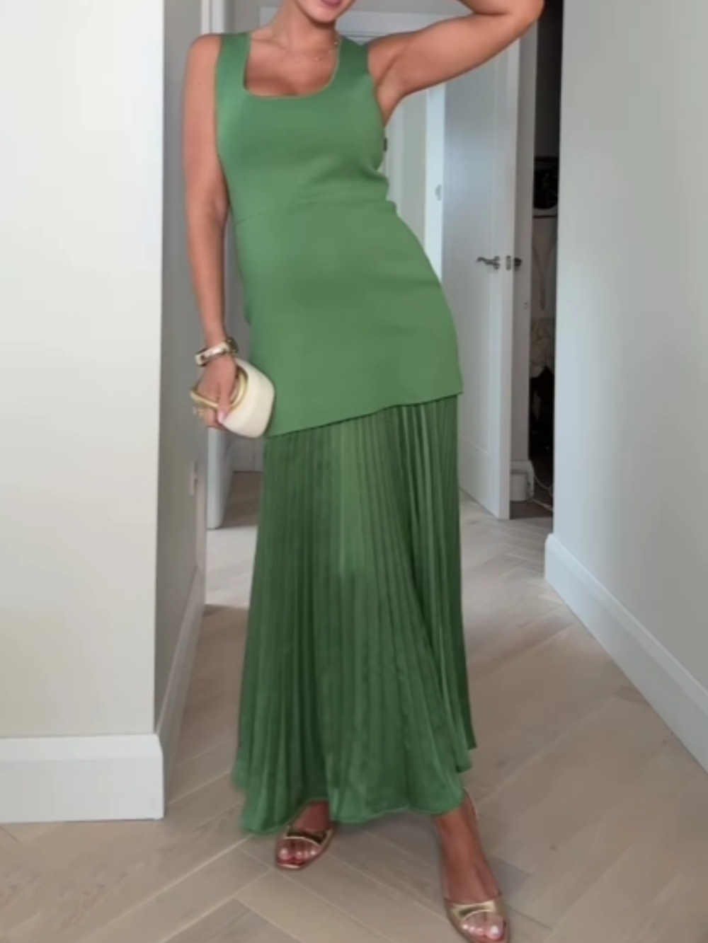 Figurbetontes Strickkleid mit kleinen Falten und Patch-Details für einen eleganten und bequemen Stil