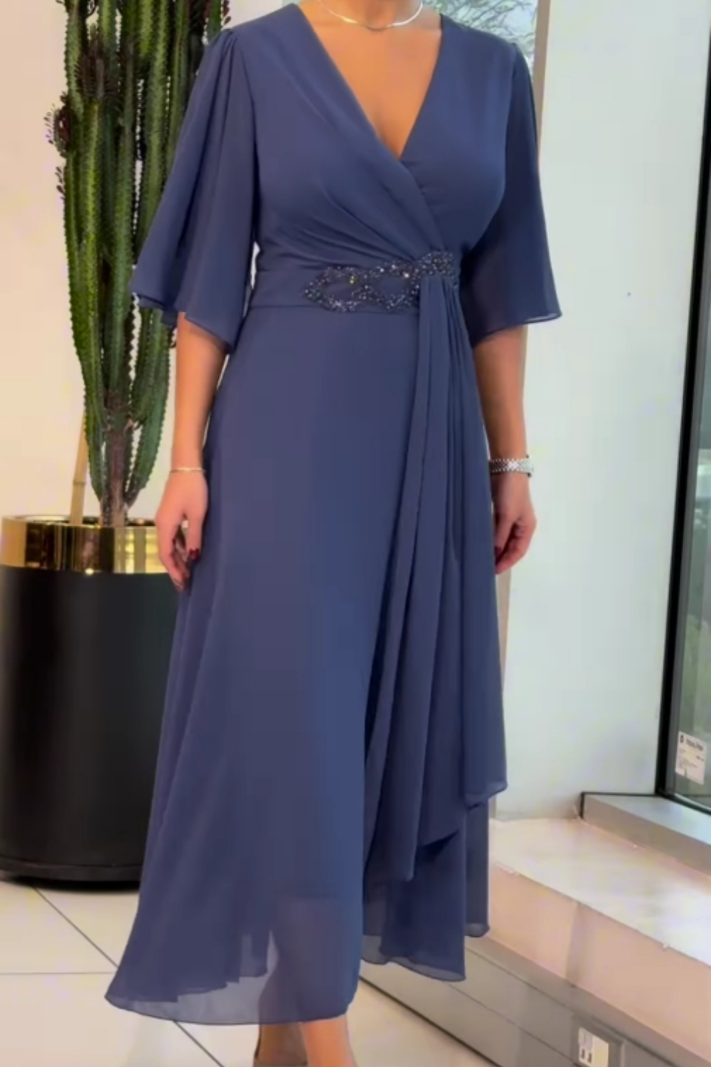 Elegantes Maxikleid aus Chiffon mit V-Ausschnitt
