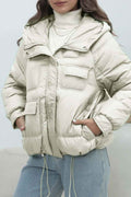 Quilted jakke med høj krave i livlige farver til et trendy look