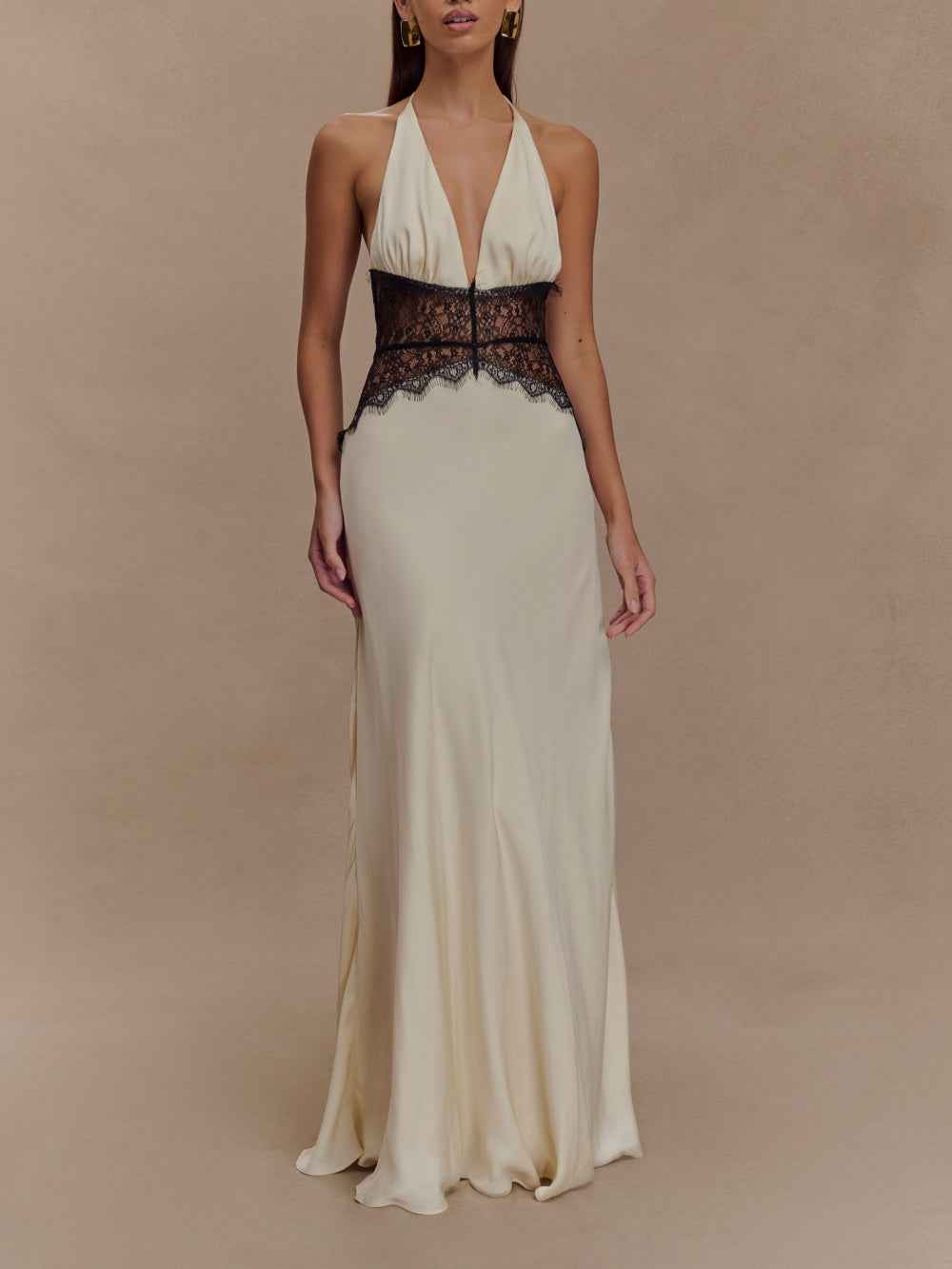 Elegantes langes Satinkleid aus Seidensatin mit tiefem V-Ausschnitt und offenem Rücken