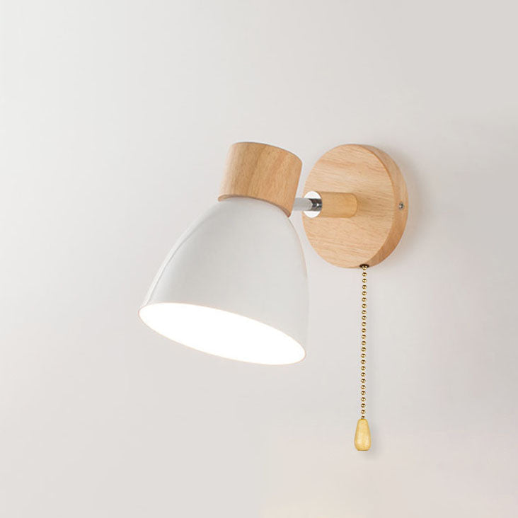 Moderne Wandleuchte mit angewinkeltem Arm, Holz, konischem Schirm
