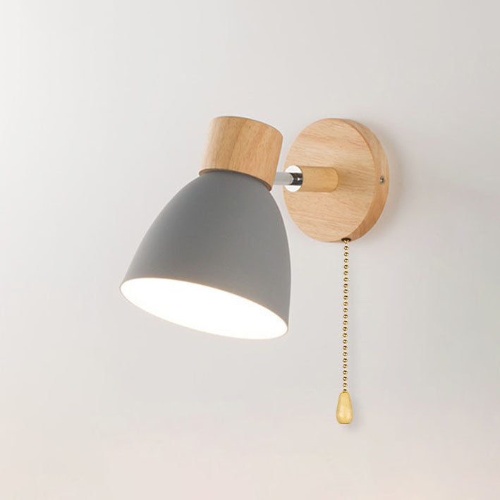 Moderne Wandleuchte mit angewinkeltem Arm, Holz, konischem Schirm