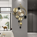 Grande orologio da parete che attira l'attenzione per un interno elegante
