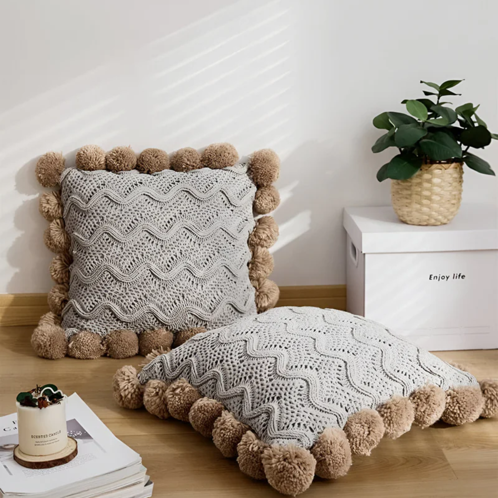 Domitia - Gemütliche gestrickte Kissenhülle mit Quasten im trendigen Boho-Stil