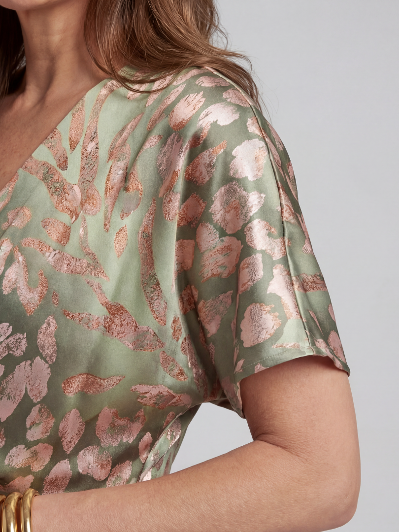 Lina & Emma™ | Abstraktes Print-Midikleid mit V-Ausschnitt und verdrehter Taille