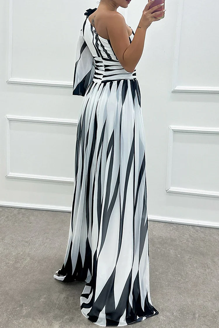 Elegantes gestreiftes Maxikleid mit ein Schulter für einen anspruchsvollen Look