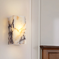 Elegante lampada da parete in marmo e pietra naturale per un'atmosfera lussuosa