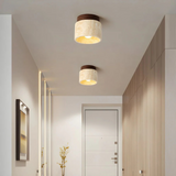Elegante zylindrische Travertin-Deckenlampe mit stilvollen Holzakzenten für eine warme Atmosphäre