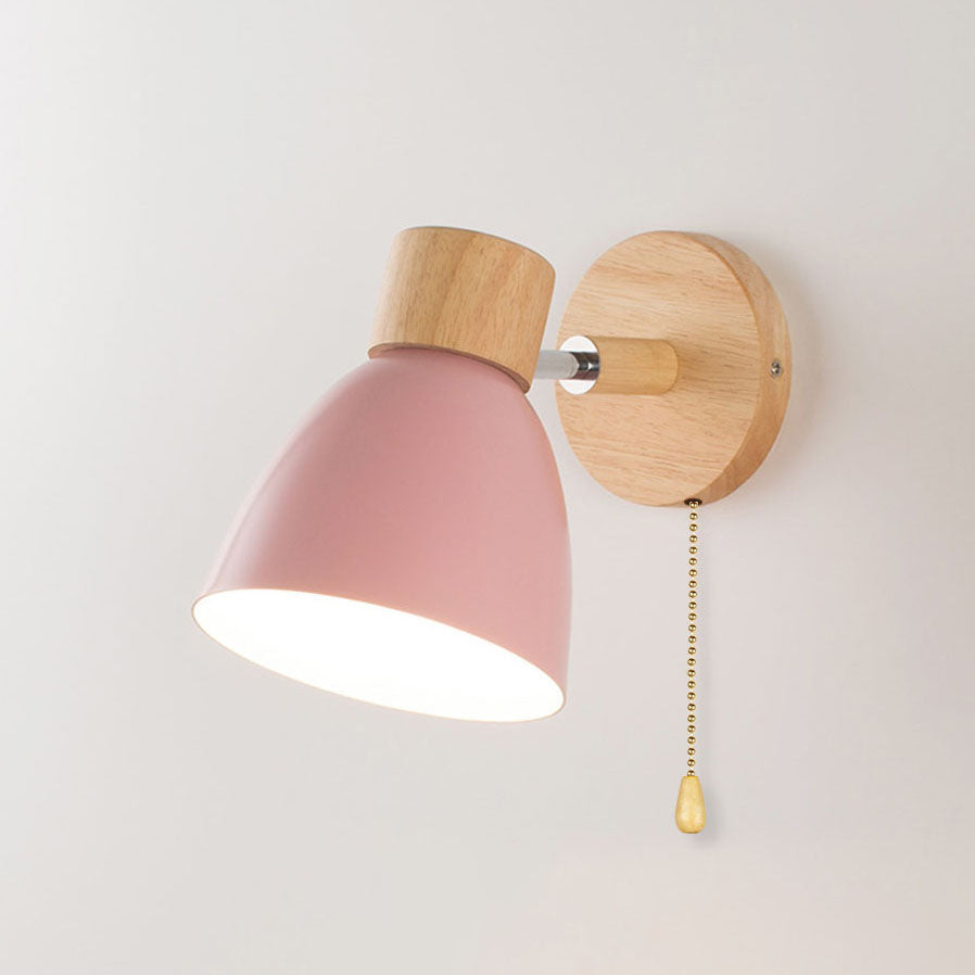 Moderne Wandleuchte mit angewinkeltem Arm, Holz, konischem Schirm