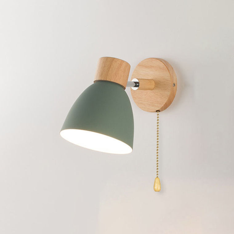 Moderne Wandleuchte mit angewinkeltem Arm, Holz, konischem Schirm