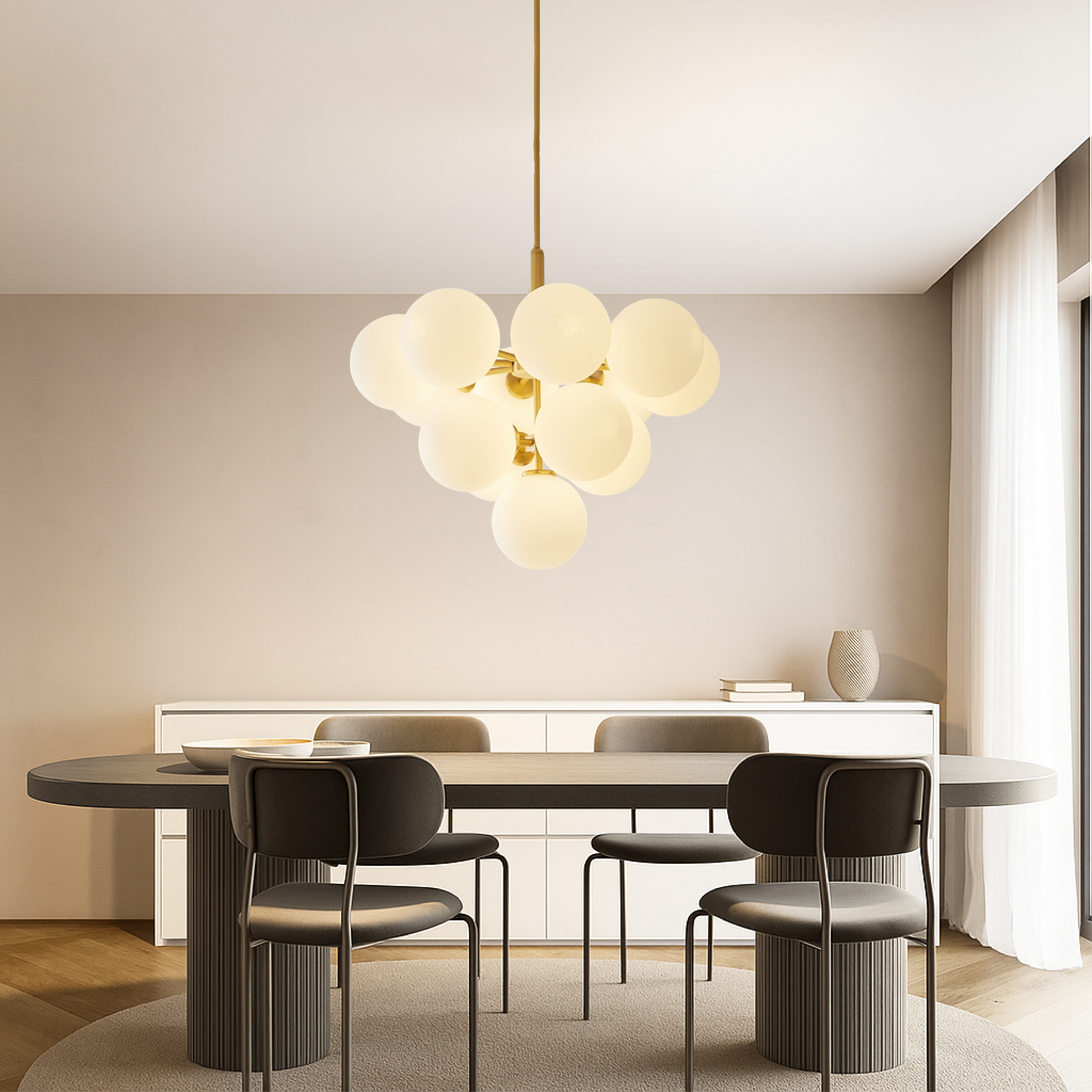 Auralith - Elegante skandinavische Kronleuchter mit Glaskugeln für eine luxuriöse Atmosphäre