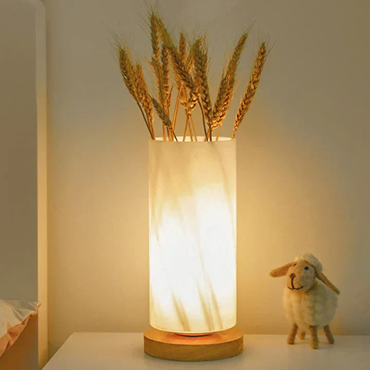 Elegante Glaslampe mit stilvollem Design und warmem Ambiente-Licht
