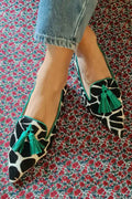 Schicke Loafer mit spitzer Spitze im Giraffenprint und grünen Fransen