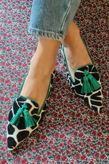 Schicke Loafer mit spitzer Spitze im Giraffenprint und grünen Fransen
