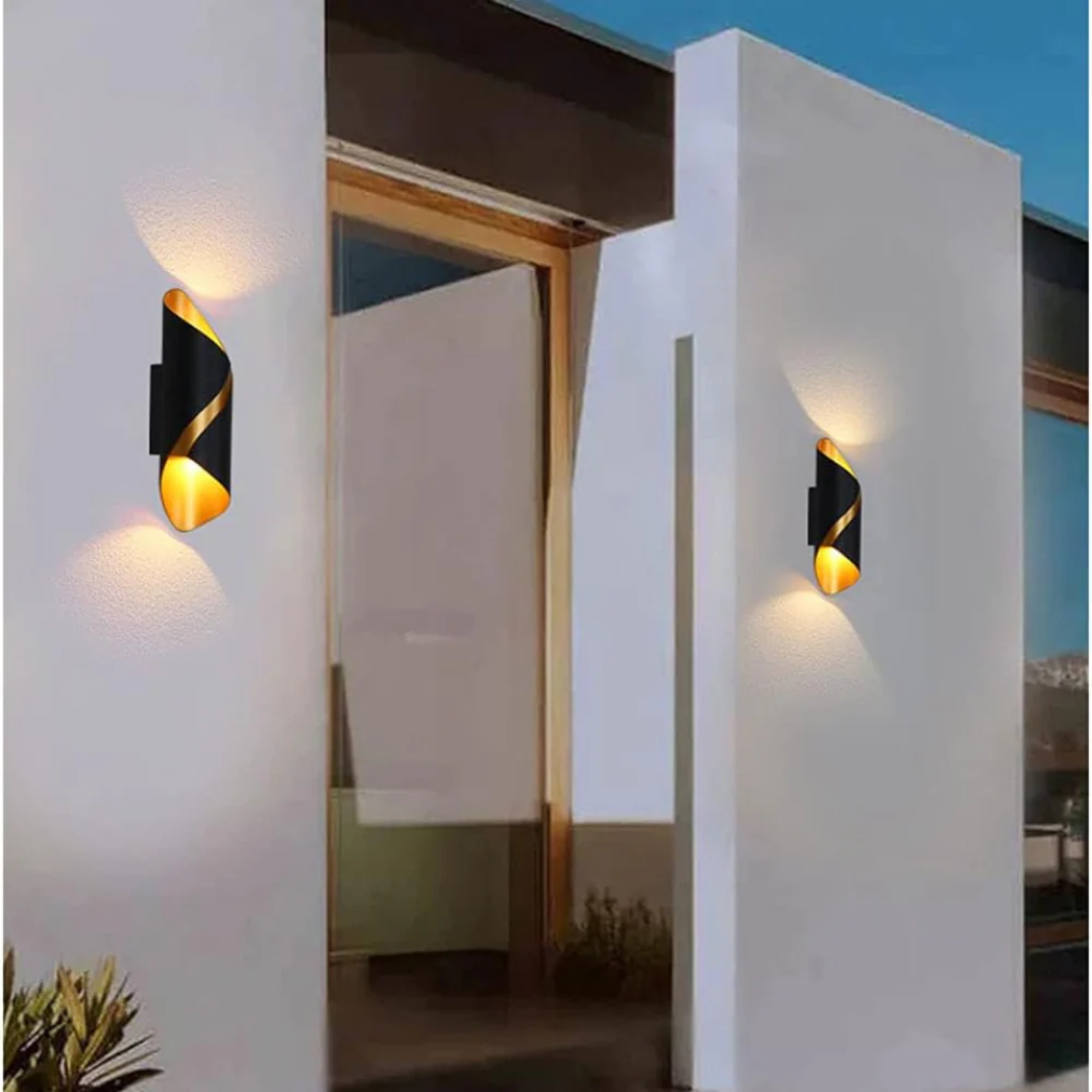 Io - Elegante Wunschwandleuchte mit LED-Beleuchtung für stilvolle Außenbereiche