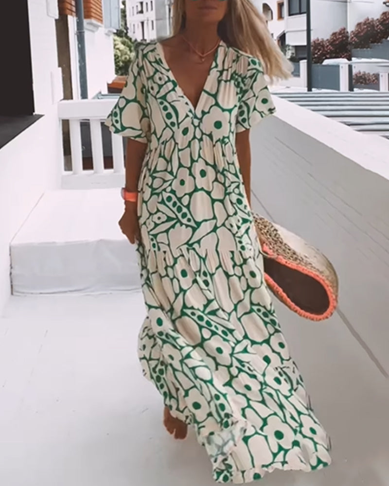 Ein lockeres, bedrucktes Kleid mit V-Ausschnitt