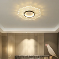 Lampadario moderno ed elegante per una camera da letto raffinata
