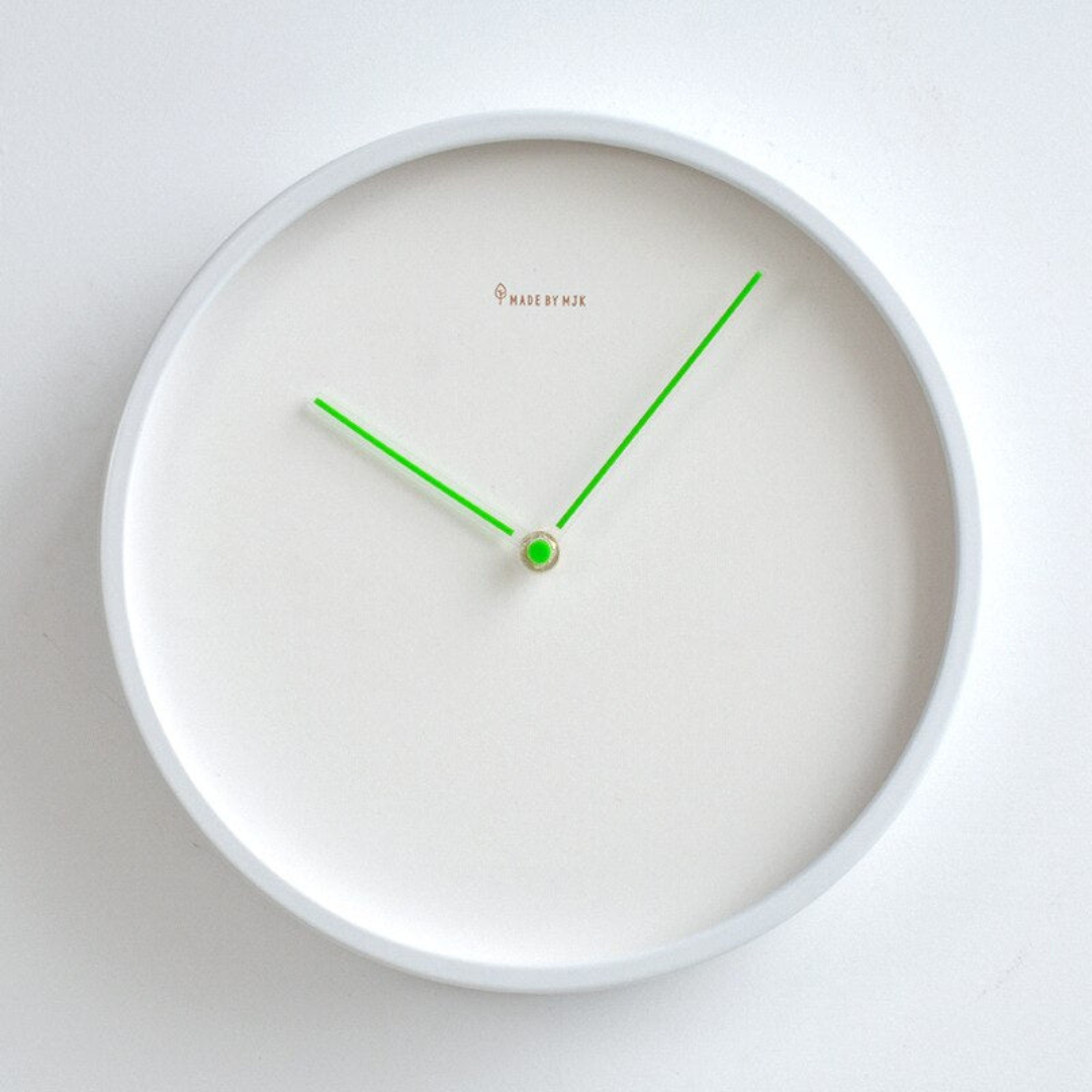 Veyra - Elegante skandinavische Wanduhr mit minimalistischen Design