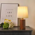 Elegancka skandynawska drewniana LED-owa lampa stołowa dla nastrojowego oświetlenia