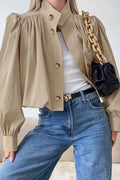 Trench coat corto elegante color kaki con maniche a sbuffo per un’eleganza stilosa e confortevole