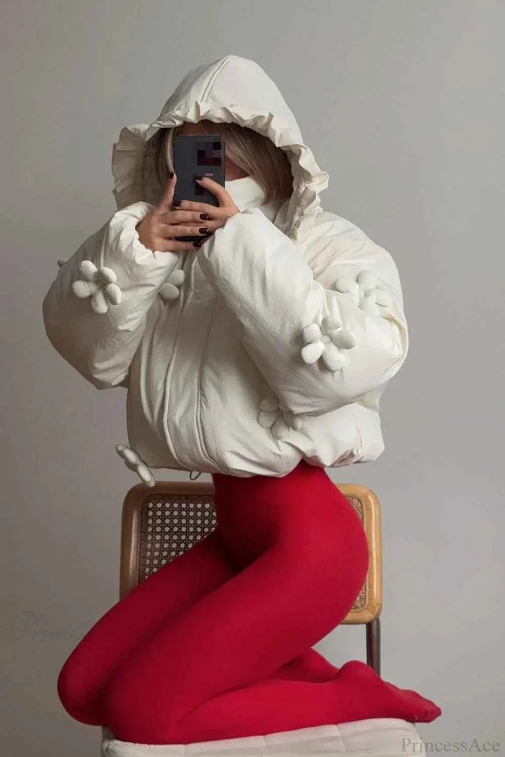 Trendiges Winterkleid: Kurzer wattierter Mantel mit Kapuze aus 3D-Blumenstoff und Rüschen