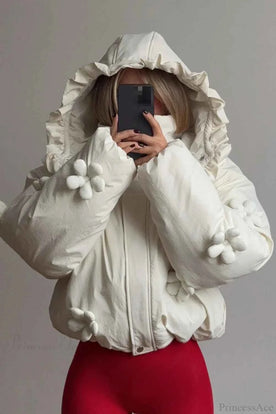 Trendiges Winterkleid: Kurzer wattierter Mantel mit Kapuze aus 3D-Blumenstoff und Rüschen