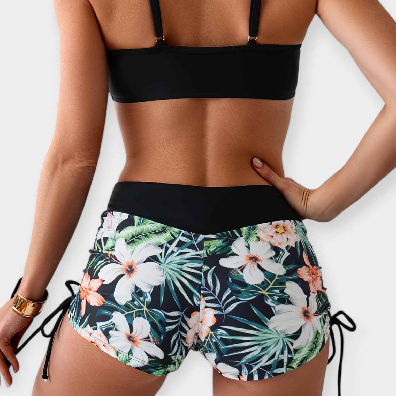 Hochtaillierter Bikini mit tropischen Mustern