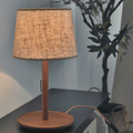 Elegante lampada da tavolo LED di lusso con design scandinavo per un'atmosfera raffinata
