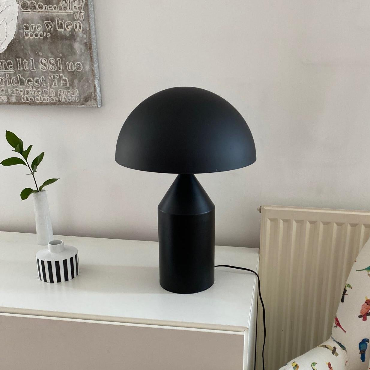 Moderne Tischlampe aus Metall – Langlebige Eleganz und energieeffiziente Beleuchtung