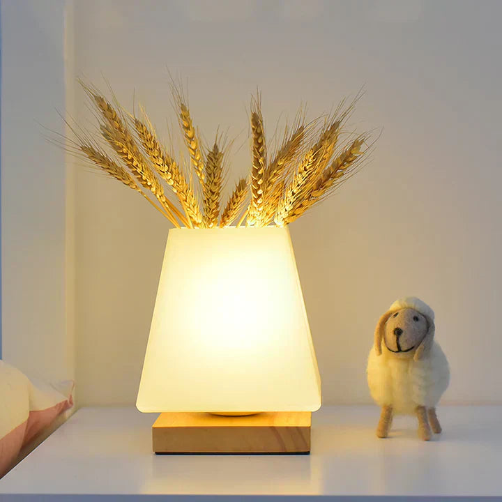 Elegante Glaslampe mit stilvollem Design und warmem Ambiente-Licht