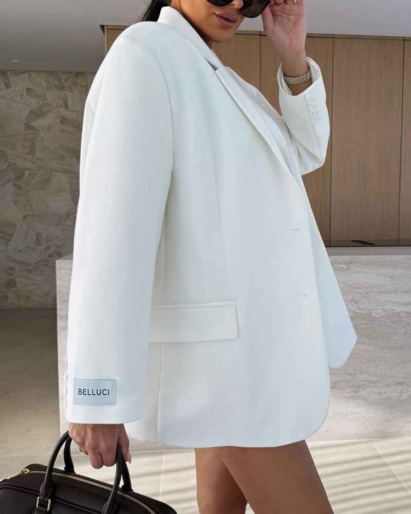 Moderner Zweiteiler: Eleganter Blazer und trendige Shorts