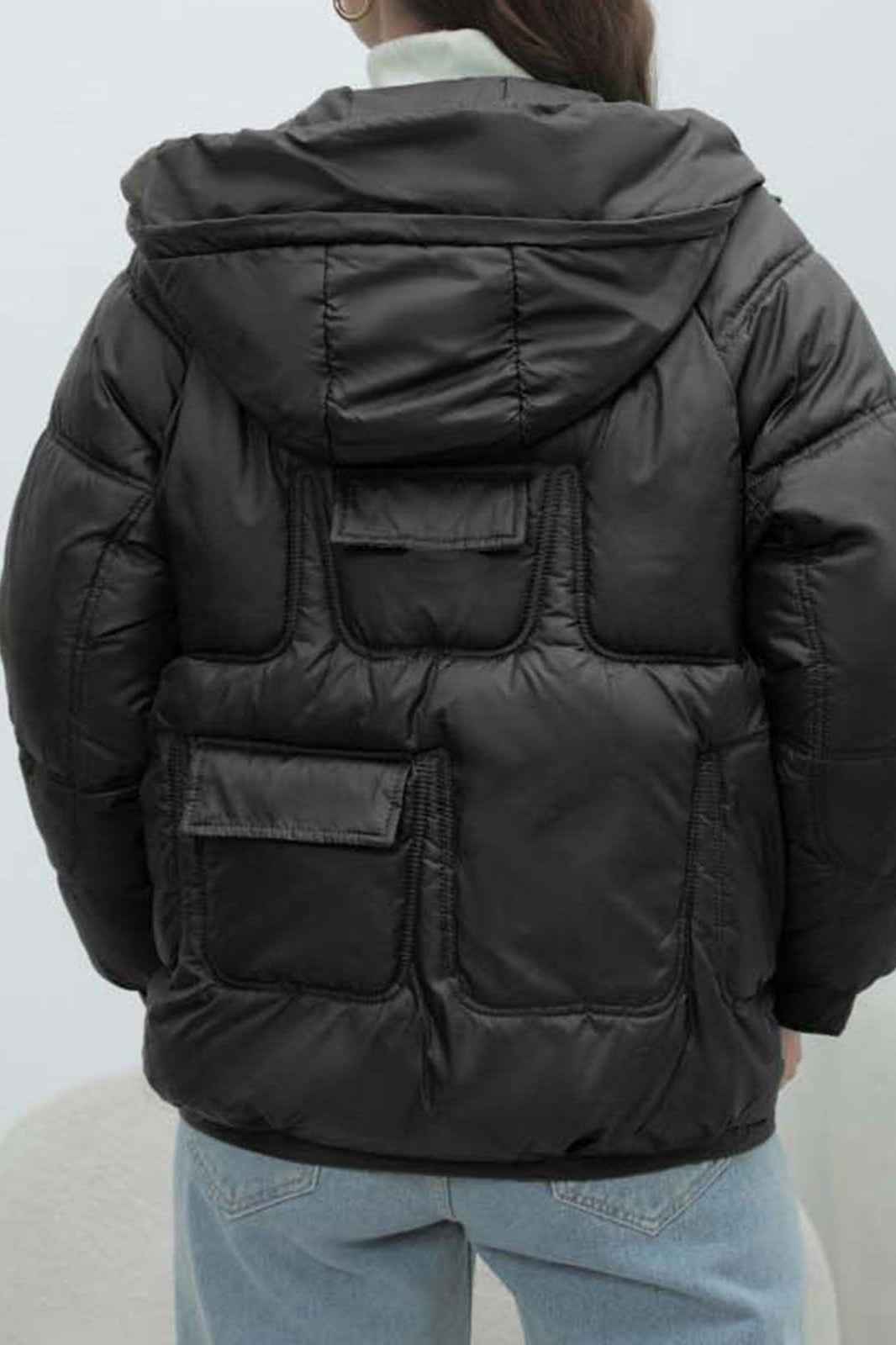 Gestepfte Jacke mit hohem Kragen in lebendigen Farben für einen trendigen Look