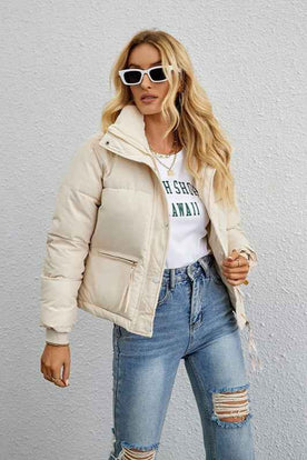 Warme und elegante kurze Daunenjacke mit Stehkragen