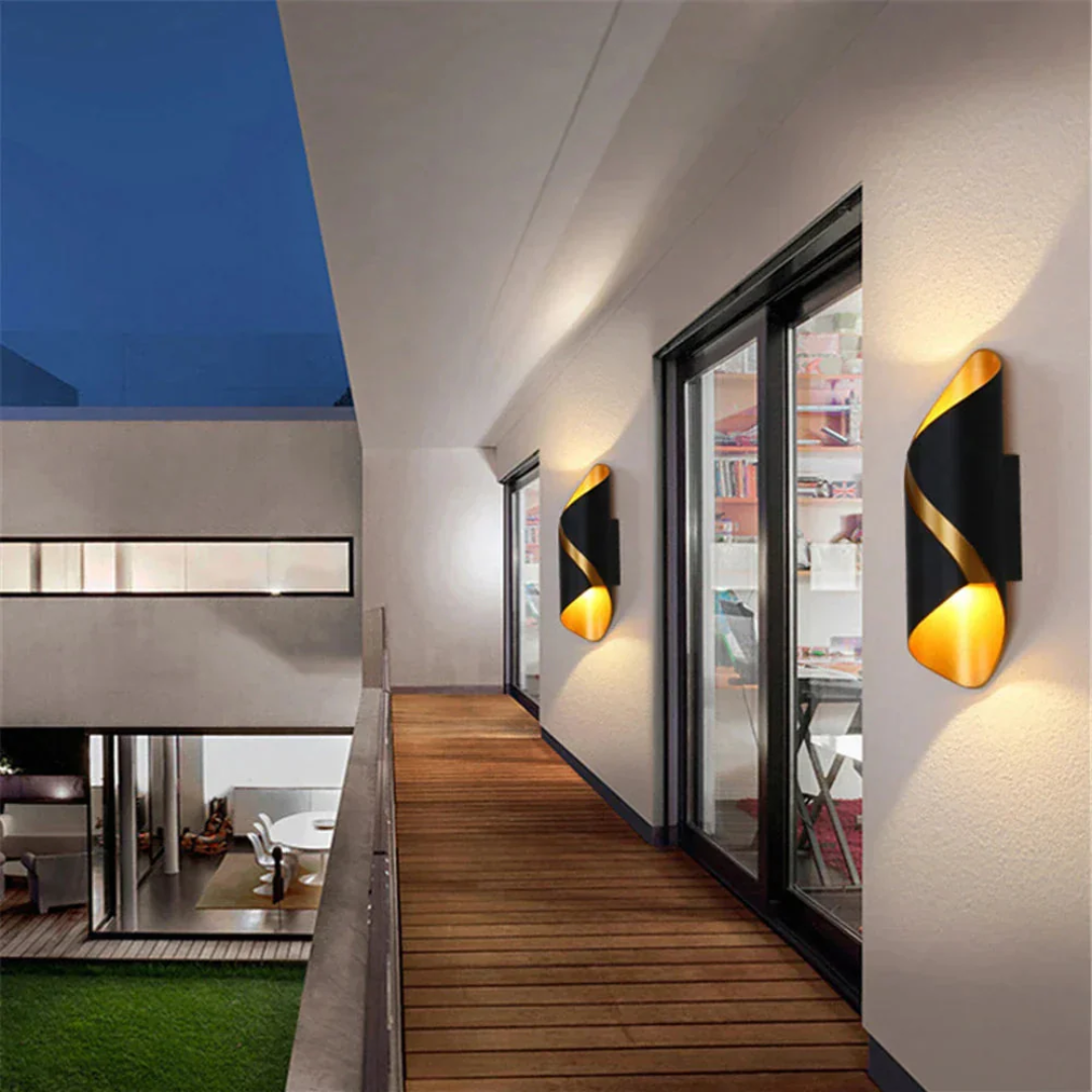 Io - Elegante Wunschwandleuchte mit LED-Beleuchtung für stilvolle Außenbereiche