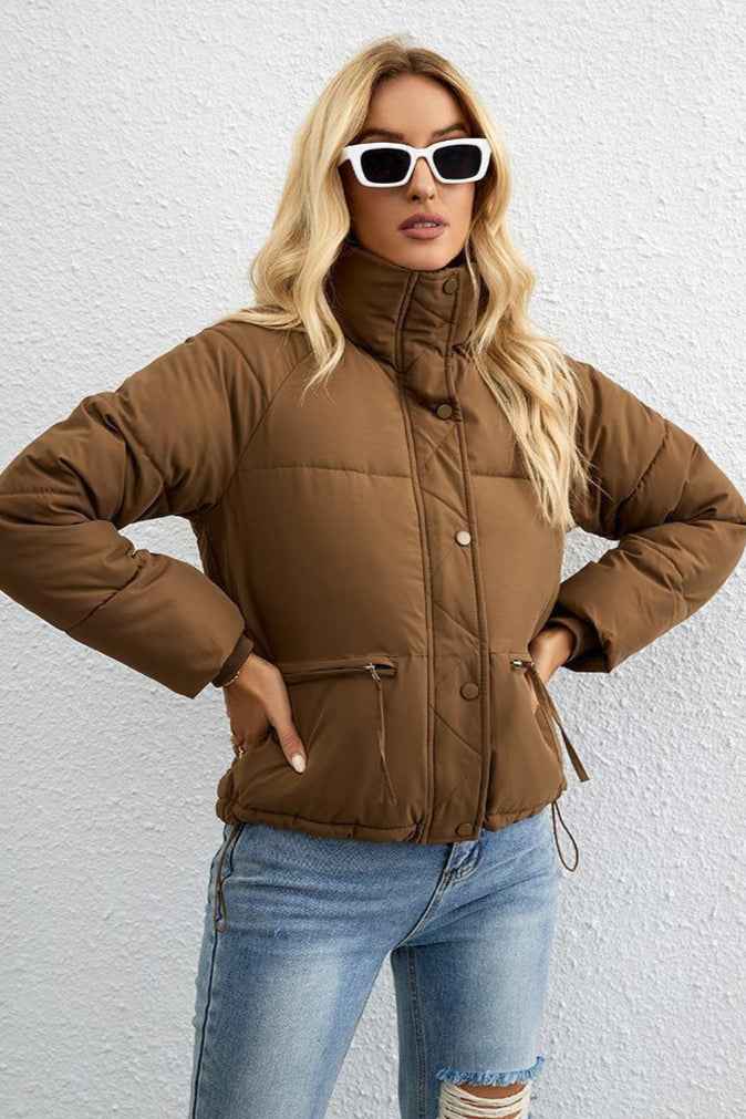 Warme und elegante kurze Daunenjacke mit Stehkragen