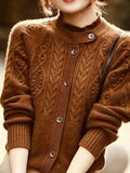 Cardigan marrone elegante a trecce con dettagli decorativi a bottoni
