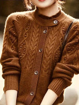 Schicker brauner Kabelstrick-Cardigan mit dekorativen Knopfdetails