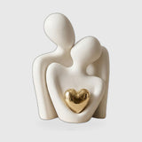 Umarmendes Paar Figur – Moderne Skulptur mit Herzdetail