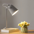 Elegante lampada da tavolo LED moderna per un ufficio domestico raffinato