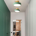 Moderna lampada da soffitto LED in legno per un'illuminazione calda e d'atmosfera