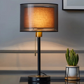 Elegante lampada da tavolo con doppio paralume in tessuto di lusso per un'atmosfera calda