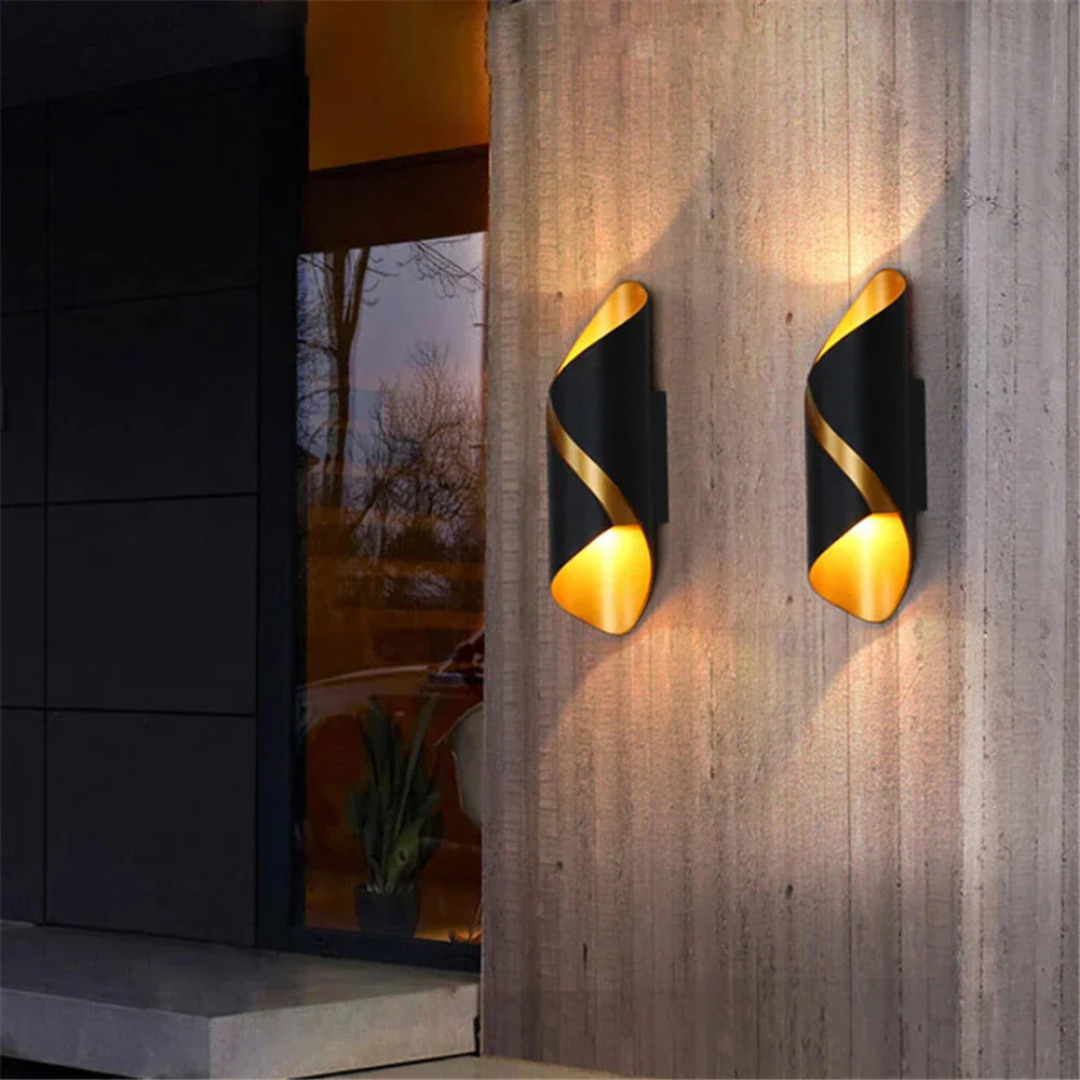 Io - Elegante Wunschwandleuchte mit LED-Beleuchtung für stilvolle Außenbereiche