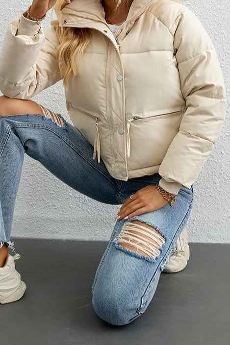 Warme und elegante kurze Daunenjacke mit Stehkragen