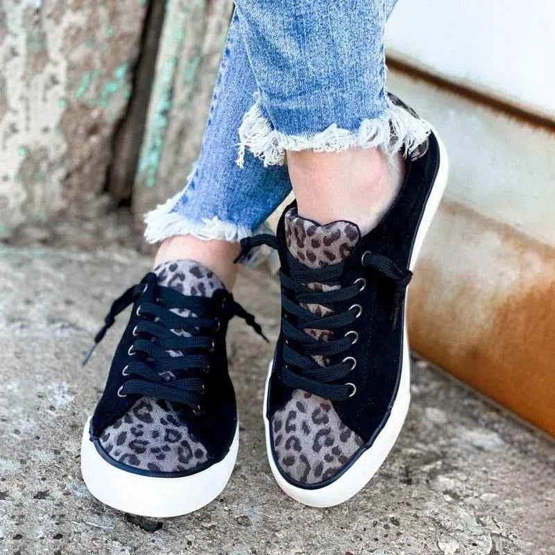 Trendige Sneaker mit Leoparden-Print für einen mutigen, modebewussten Look