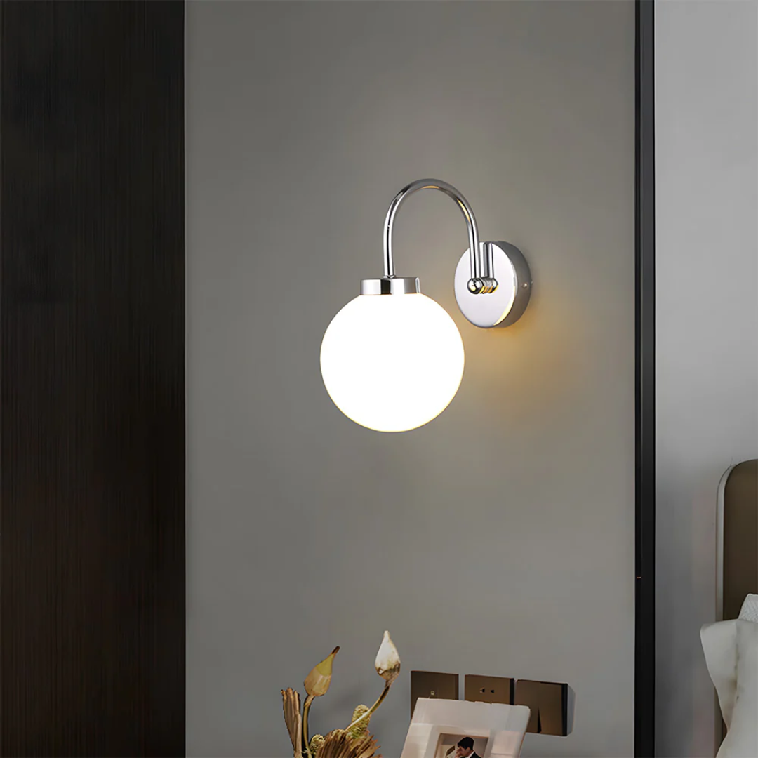 Elegante Licinia Wandleuchte mit lackiertem schattendem Glaskugel für stimmungsvolle Beleuchtung