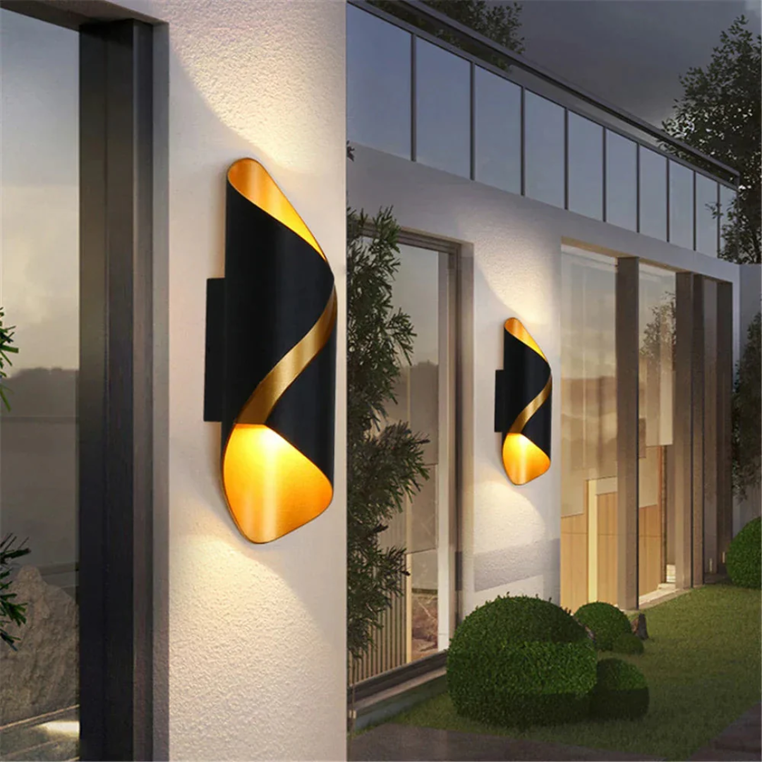 Io - Elegante Wunschwandleuchte mit LED-Beleuchtung für stilvolle Außenbereiche