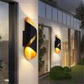 Io - elegancka lampa ścienna na zamówienie z oświetleniem LED do stylowych przestrzeni zewnętrznych