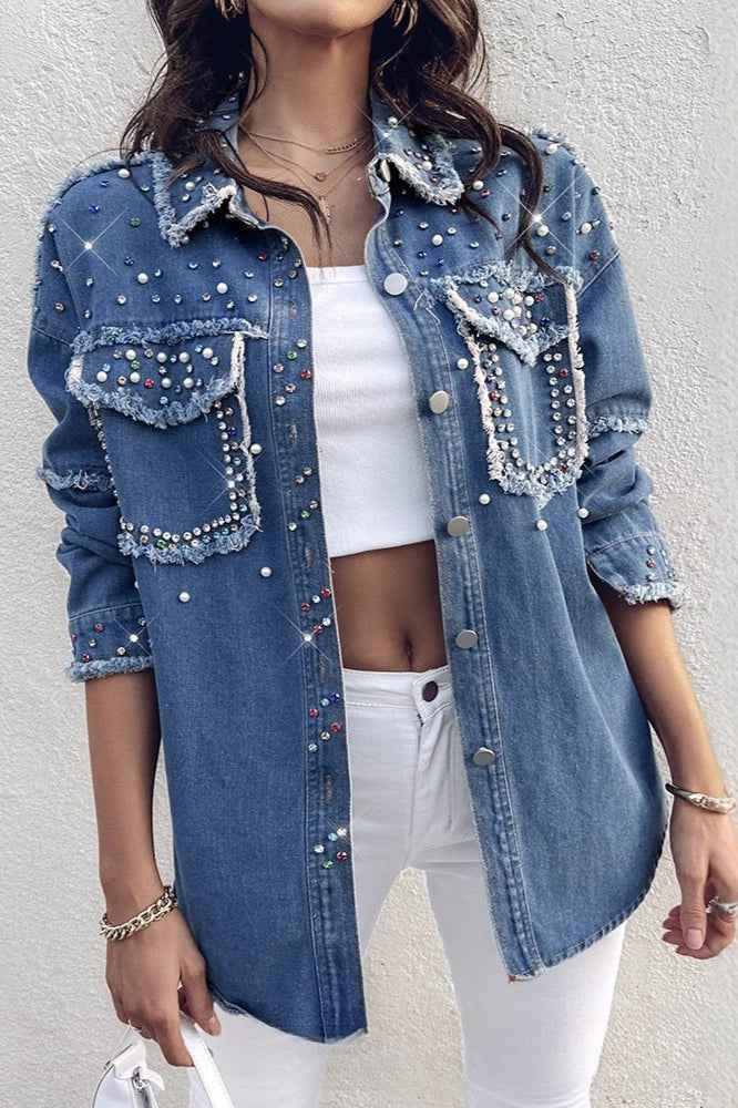 Vergleichen Sie den Stil mit dieser langen Jeansjacke mit kontrastierenden Perlen