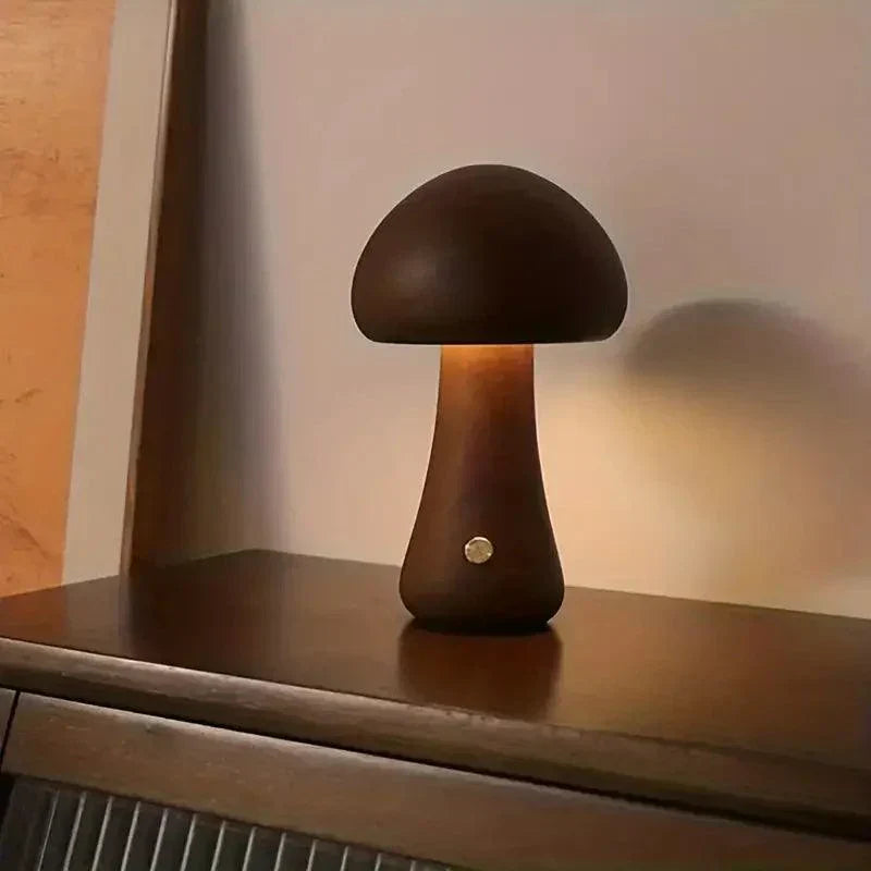 Kabellose Tischlampe Mushglow in Pilzform – Holz und Schaumstoff, Dimmfunktion, wiederaufladbar via USB