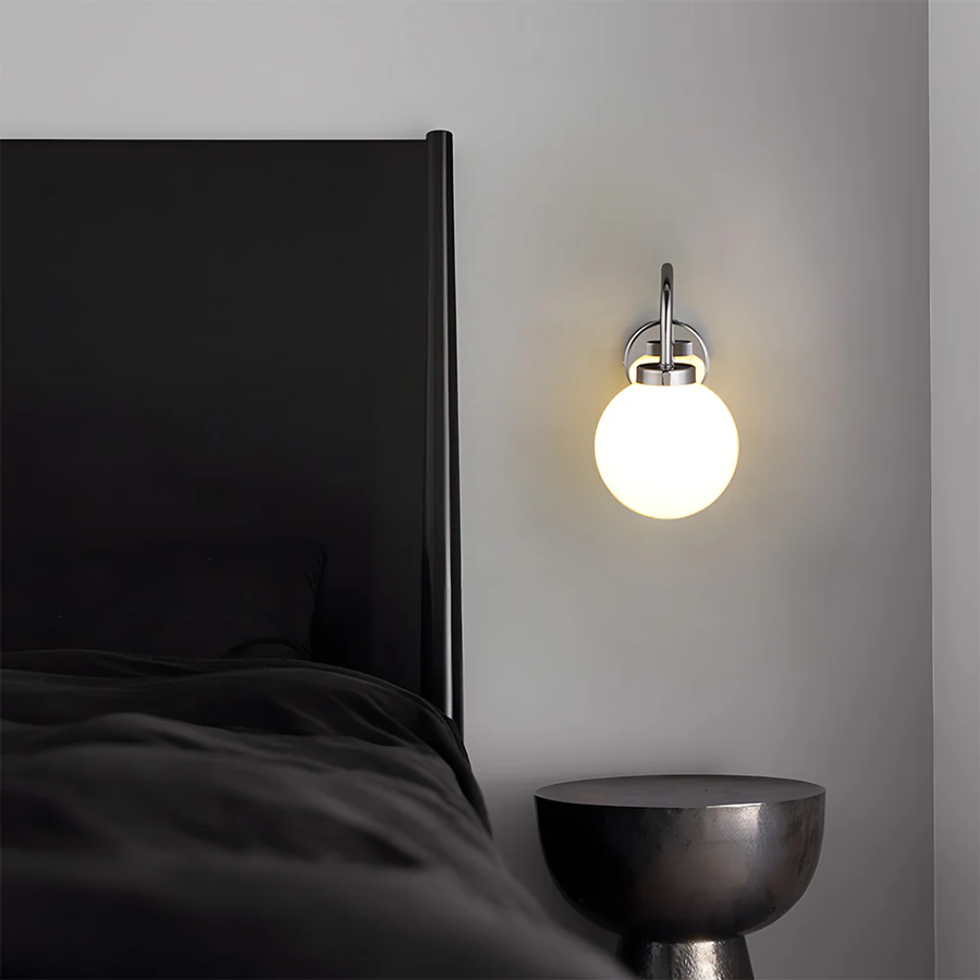 Elegante Licinia Wandleuchte mit lackiertem schattendem Glaskugel für stimmungsvolle Beleuchtung